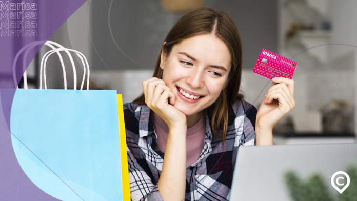 mulher feliz com cartão marisa