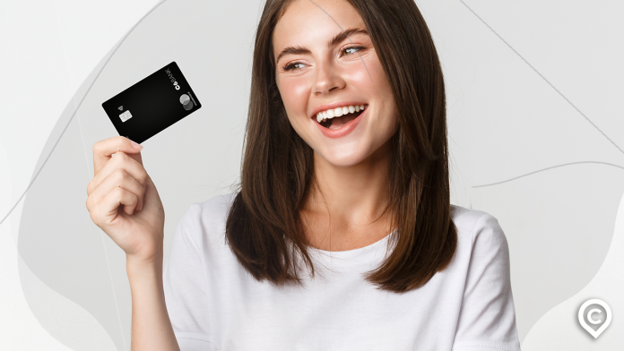 cartao-de-credito-C6-Bank mulher com cartão c6 bank