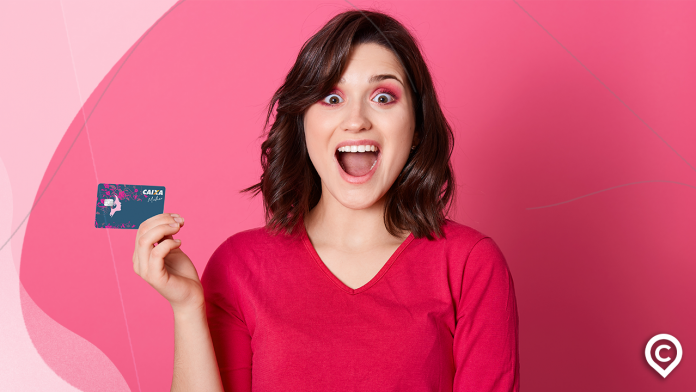 cliente com cartão caixa elo mulher