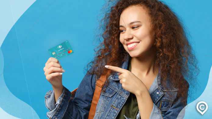 mulher com cartão de crédito carrefour