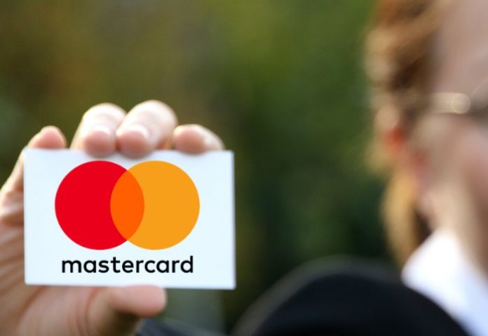 melhores-cartoes-de-credito-mastercard mão segurando cartão crédito mastercard