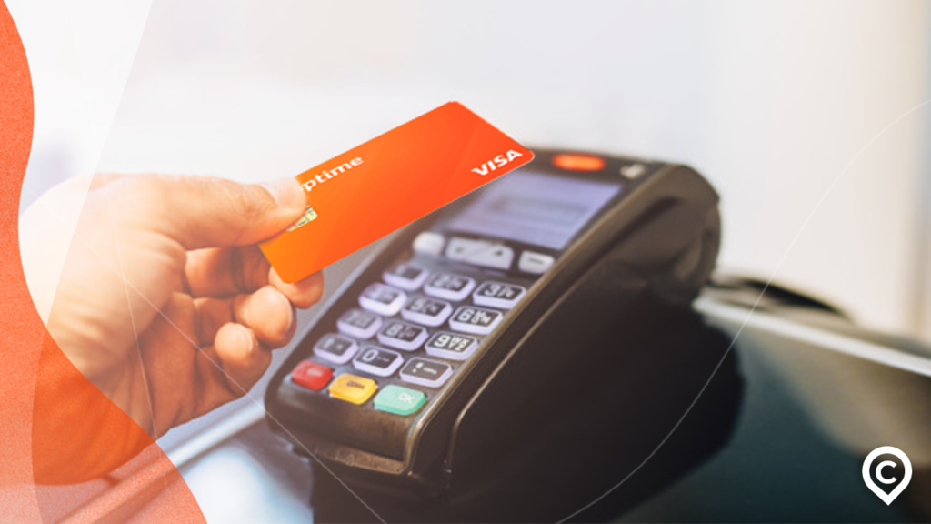 cliente usando cartão shoptime