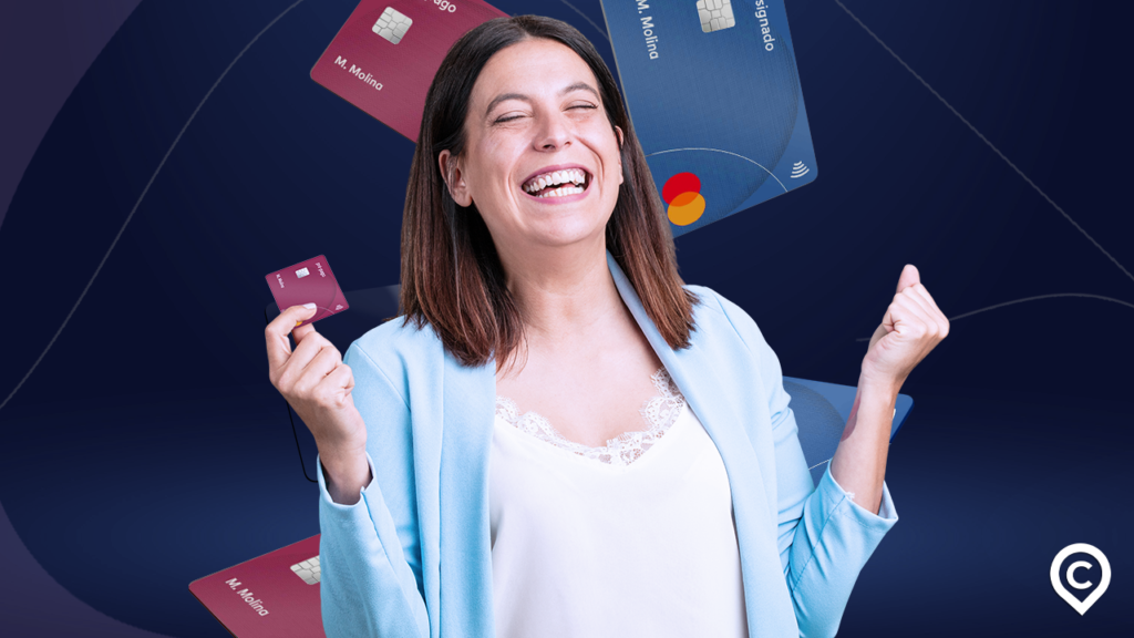 mulher feliz com cartão pré-pago