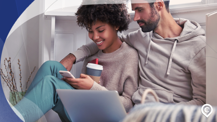 casal contratando emprestimo engocred