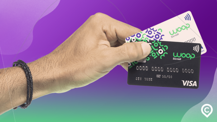 pessoa com cartão de crédito woop