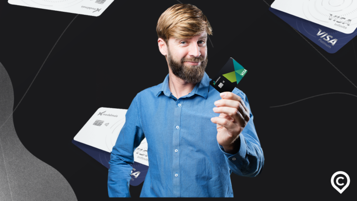 homem segurando cartão modalmais