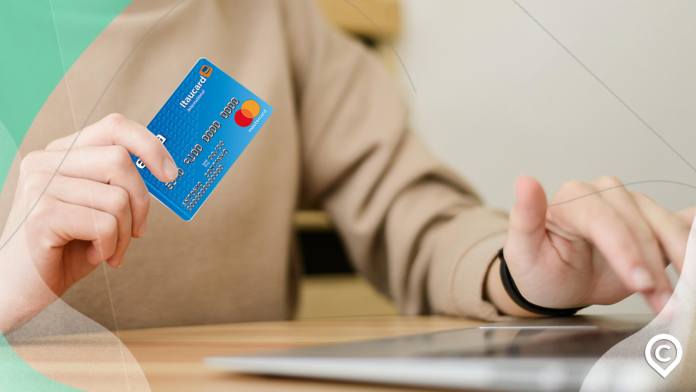 pessoa com cartão extra itaucard