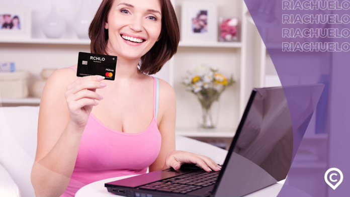 cartao-de-credito-riachuelo mulher segurando cartão riachuelo