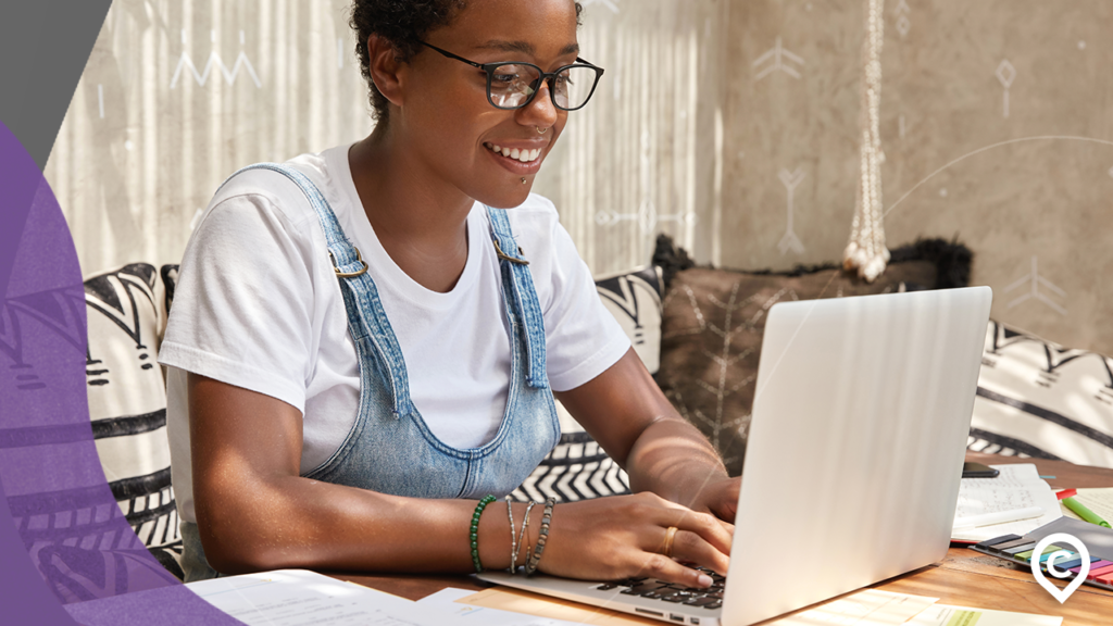 jovem ganhando dinheiro online