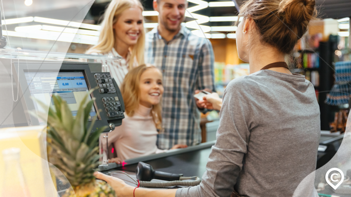 cartoes-de-supermercados família usando cartão de supermercado