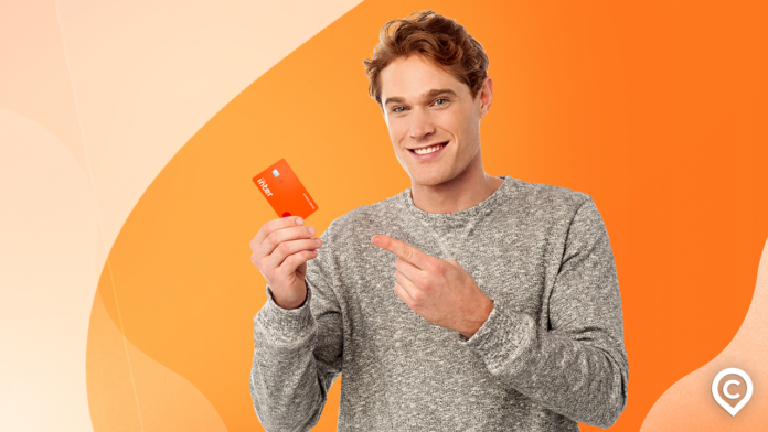 homem com cartão de crédito do banco inter