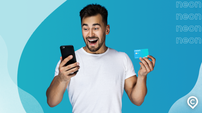 homem conferindo app do cartão neon
