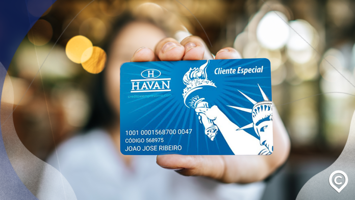 pessoa mostrando cartão havan