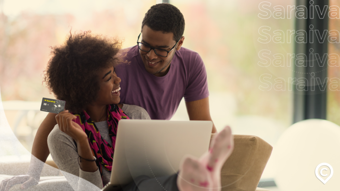 casal feliz com seu cartão saraiva
