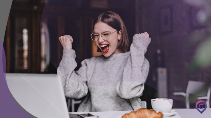 como-aumentar-score-serasa mulher aprendendo com aumentar score no serasa