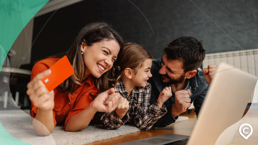 pais acessando conta digital com a filha menor