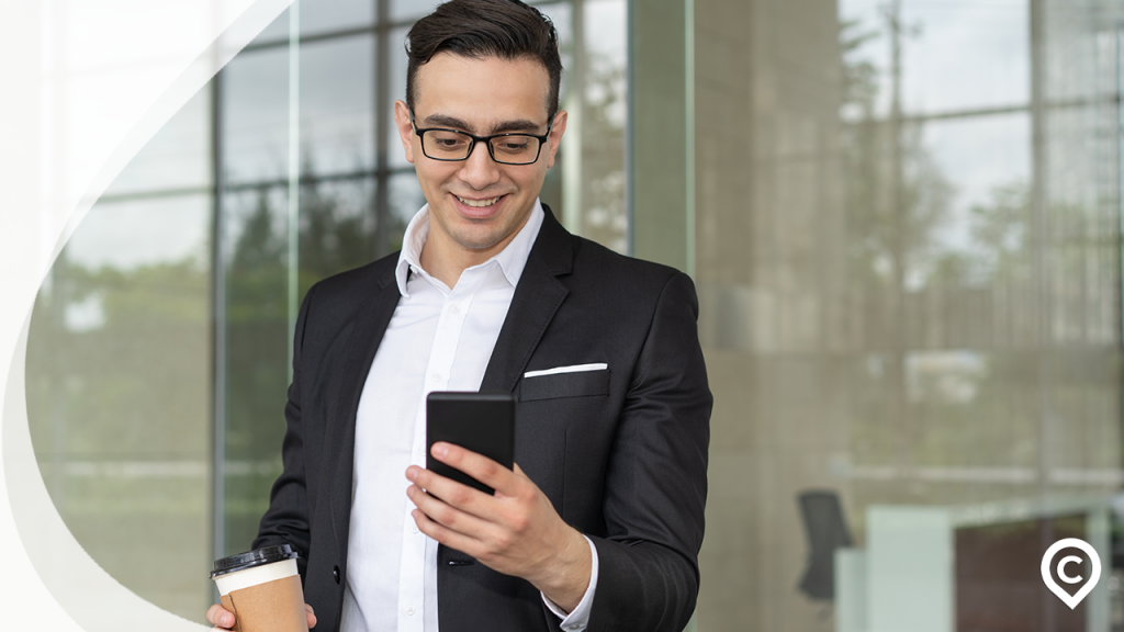 homem acessando o app mobilis