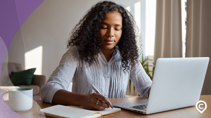 mulher aplicando regra 50 30 20