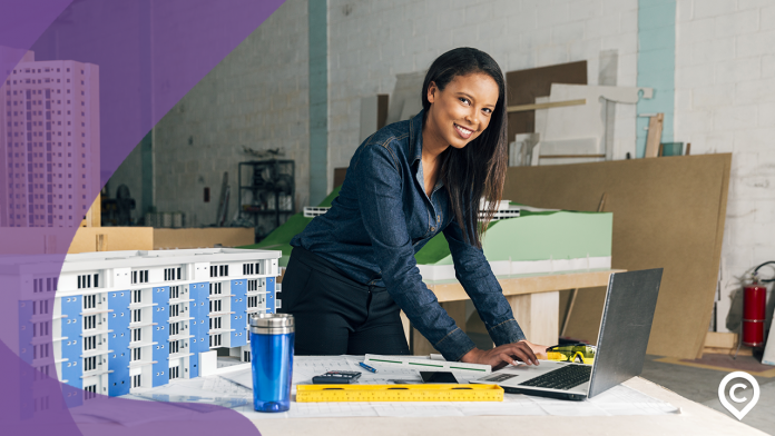 como-separar-gastos-pessoais-empresa empresária organizando as finanças no pc