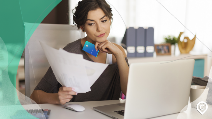 mulher parcelando fatura do cartao