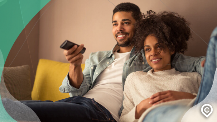 casal assistindo filmes sobre finanças