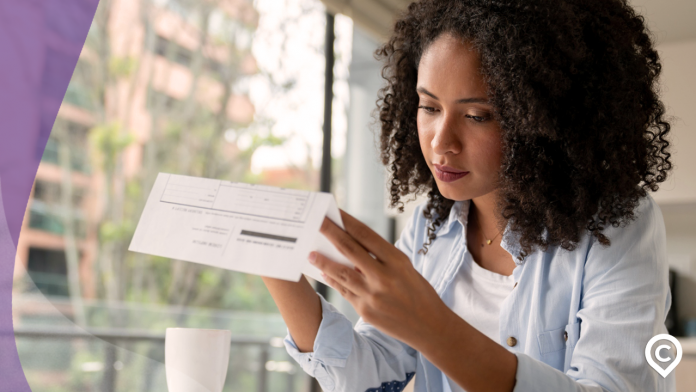 mulher recebe conta de luz alta