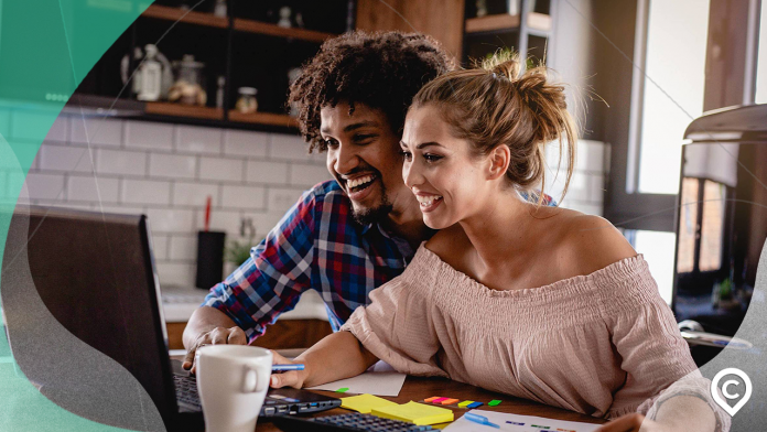 casal feliz com crédito pré-aprovado