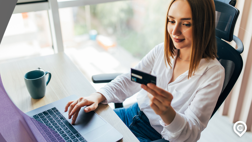 mulher com cartão de limite alto
