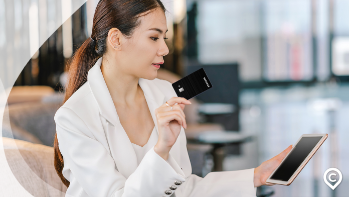 mulher com samsung itaucard visa platinum