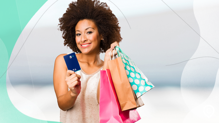 mulher com cartão credicard