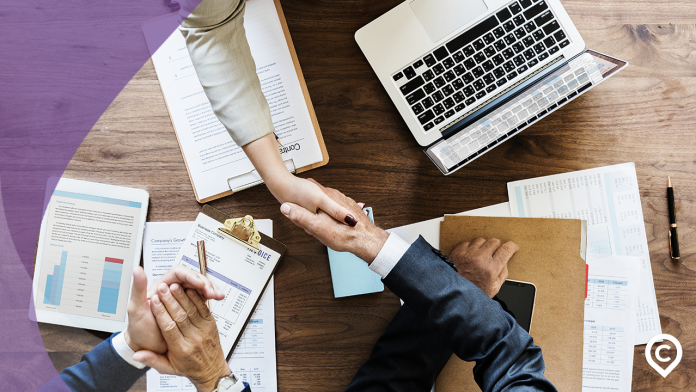 homem investindo em ações preferenciais