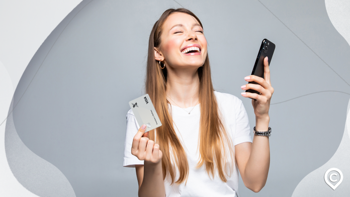 mulher com cartão caixa visa platinum