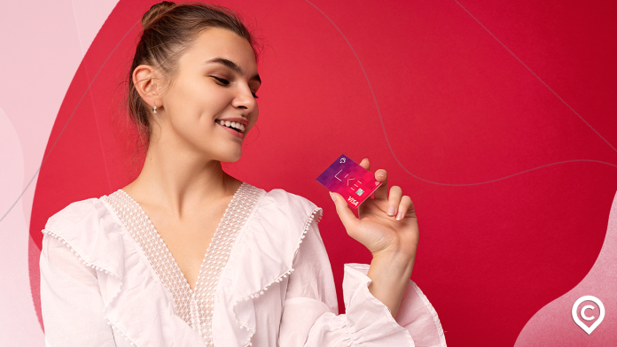 mulher com cartão bradesco like visa