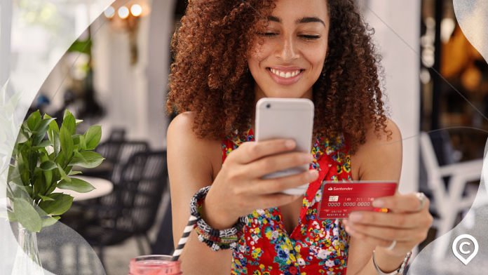 mulher com cartão santander 1 2 3