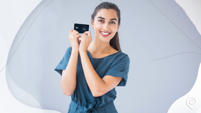 mulher com cartão btg