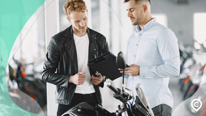 rapaz escolhendo o melhor seguro para fotos