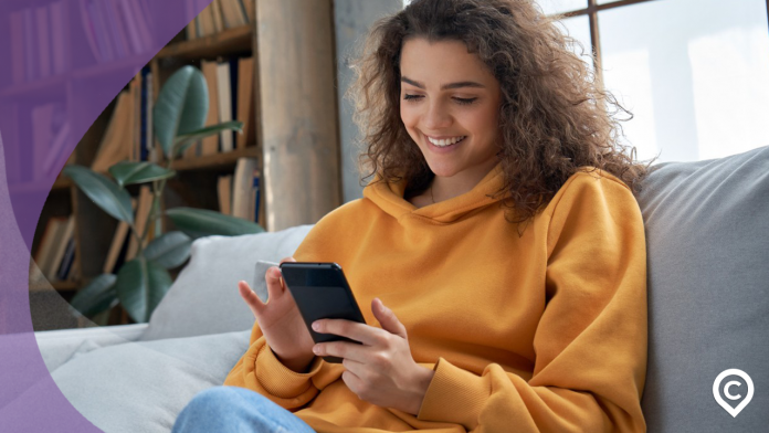 app-de-desconto-1 mulher acessando app de desconto