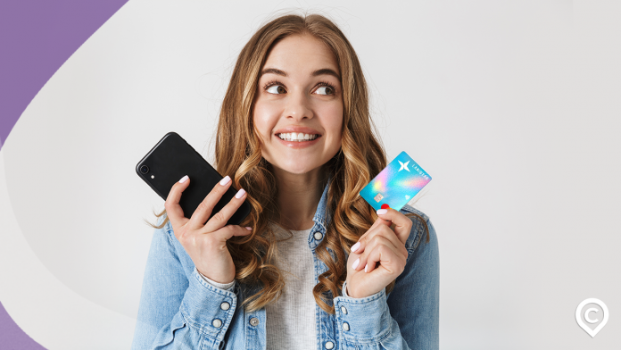 mulher com cartão lanistar