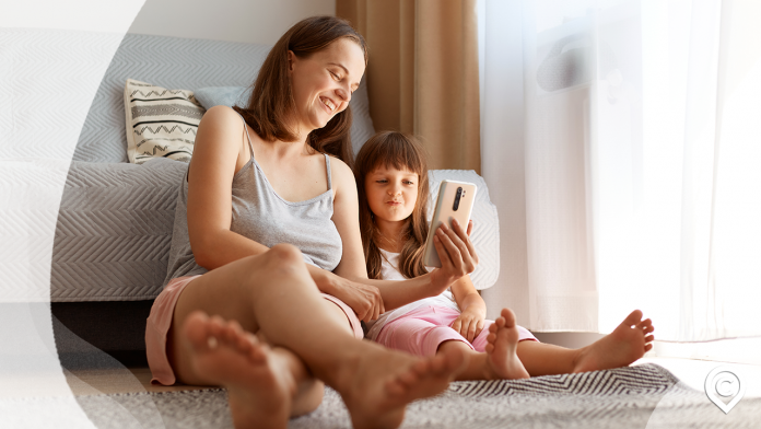 mãe escolhendo conta digital para crianças e adolescentes
