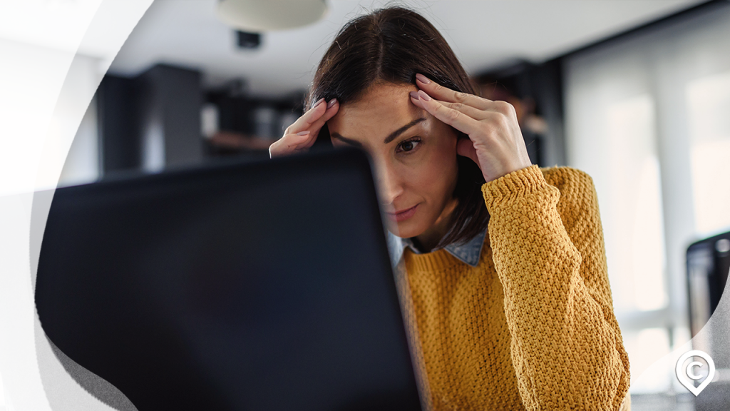 mulhe preocupada com a black fraude