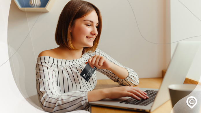 mulher com cartão ourocard elo nanquim