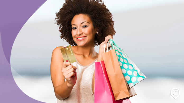 mulher com cartão magazine luiza ouro