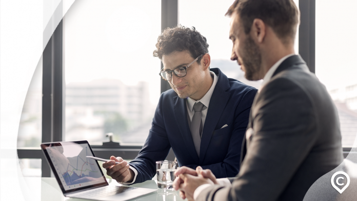 investidores analisando os tipos de ações