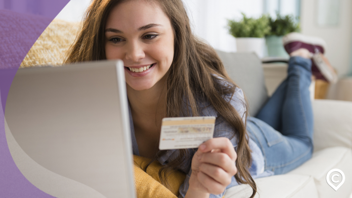jovem com cartão de débito para menor de 18 anos