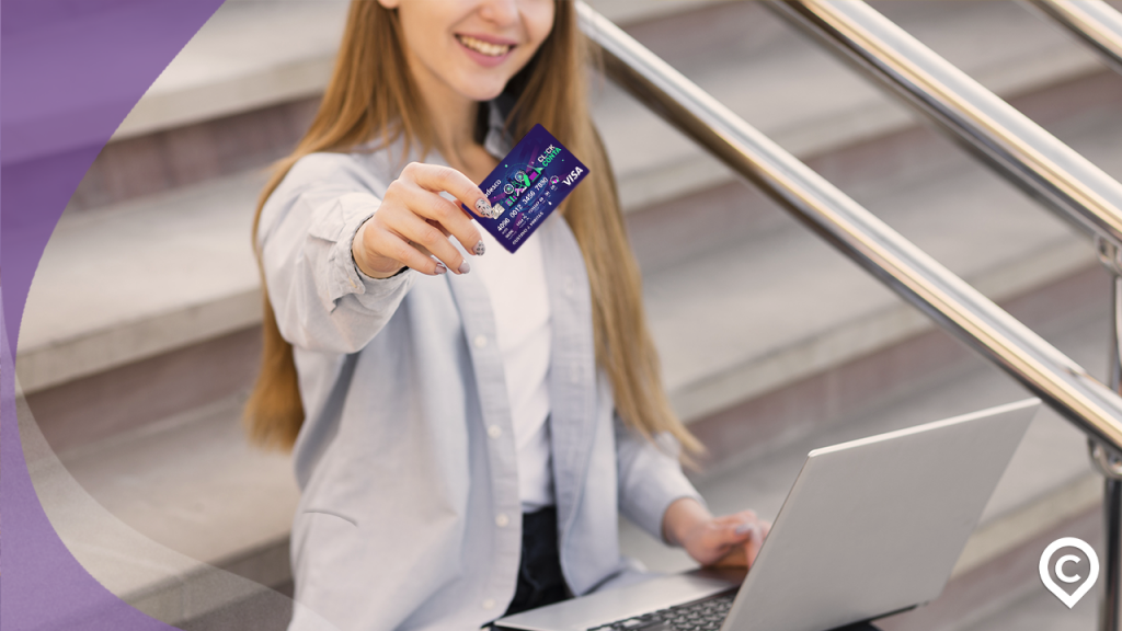 mulher com cartão para menor de 18 anos