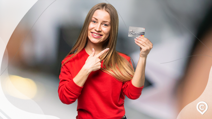 mulher com cartão citibank anuidade grátis