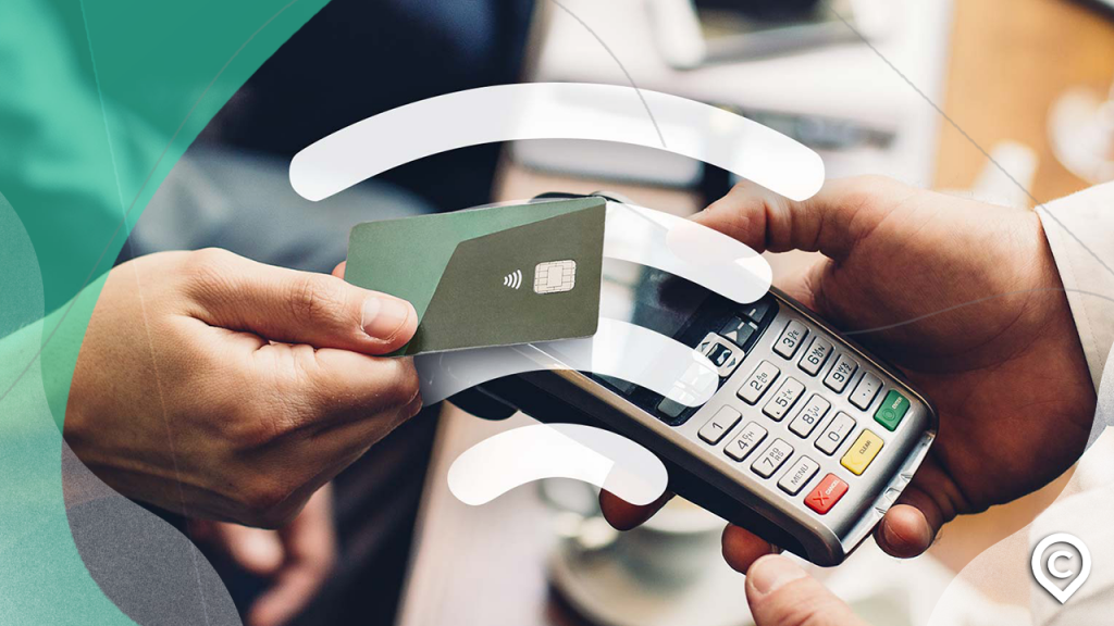 pessoa realizando pagamento por aproximação