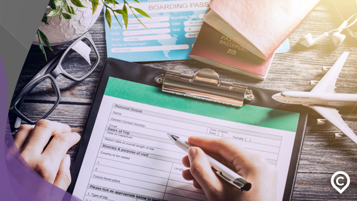 pessoa contratando seguro viagem