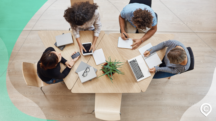 jovens trabalhando num coworking