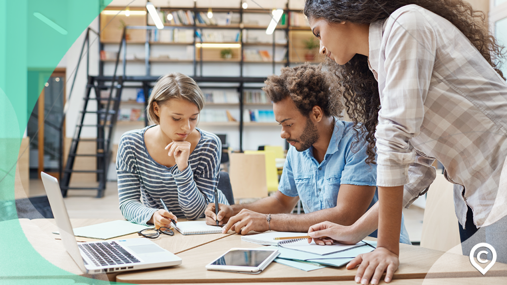 grupo em reunião de trabalho num coworking